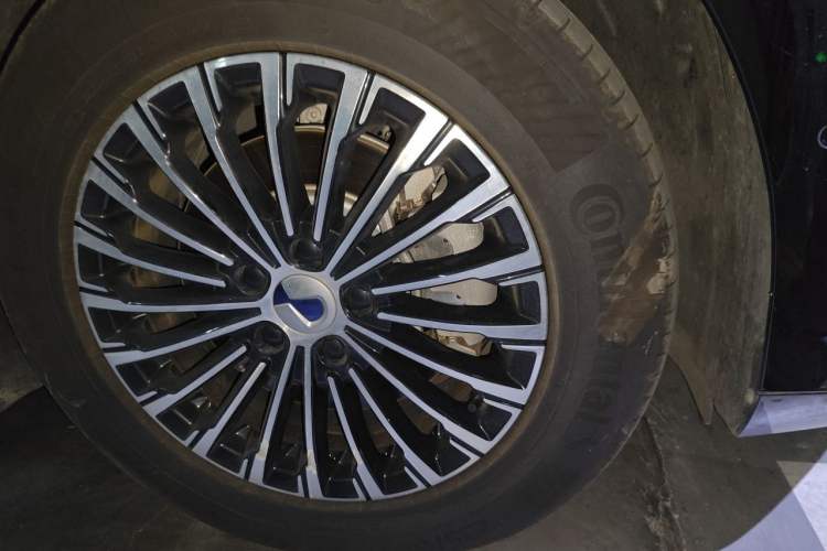 Used Denza D9 2022 DM-i 970 Four-Wheel Drive Prestige Model Right Front Wheel Hub