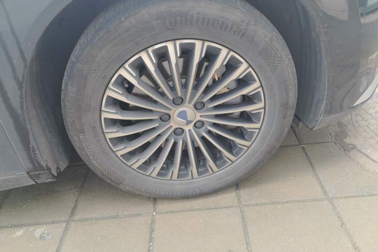Used Denza D9 2022 DM-i 970 Four-Wheel Drive Prestige Model Right Front Wheel Hub