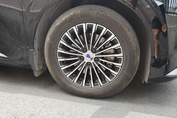 Used Denza D9 2022 DM-i 970 Four-Wheel Drive Flagship Model Right Front Wheel Hub