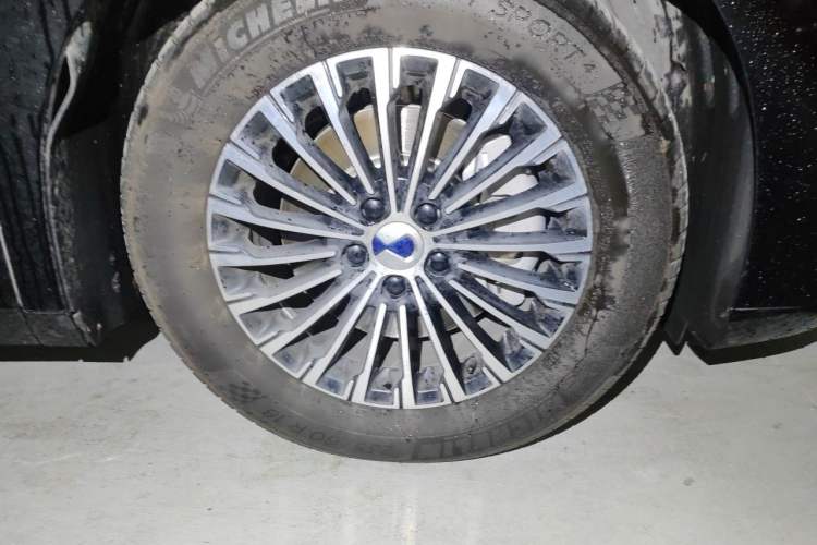 Used Denza D9 2022 DM-i 1040 Prestige Model Right Front Wheel Hub