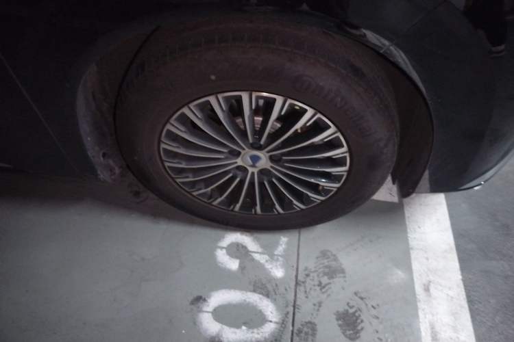 Used Denza D9 2022 DM-i 970 Four-Wheel Drive Prestige Model Right Front Wheel Hub