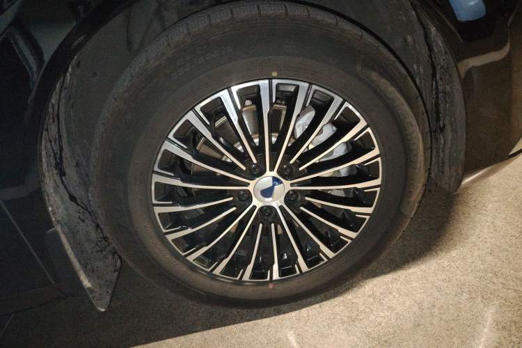 Used Denza D9 2022 DM-i 970 Four-Wheel Drive Prestige Model Right Front Wheel Hub