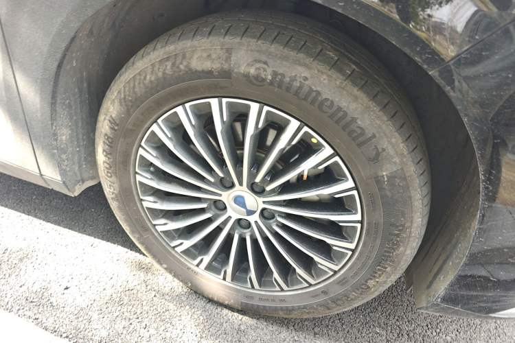 Used Denza D9 2022 DM-i 1040 Prestige Model Right Front Wheel Hub