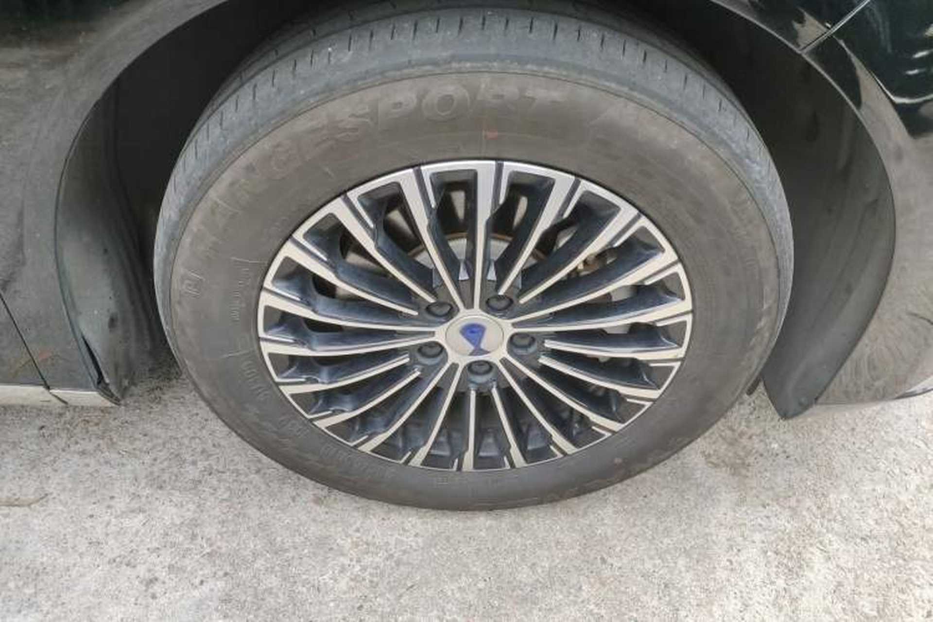 Used Denza D9 2022 DM-i 1040 Prestige Model Right Front Wheel Hub