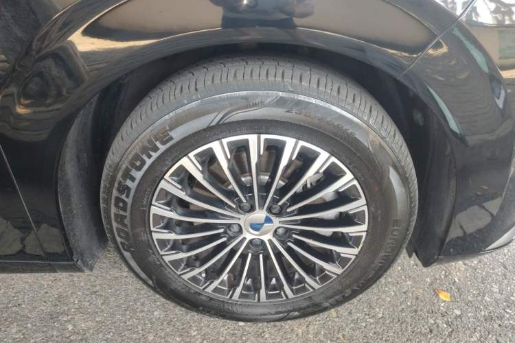 Used Denza D9 2022 DM-i 945 Luxury Model Right Front Wheel Hub