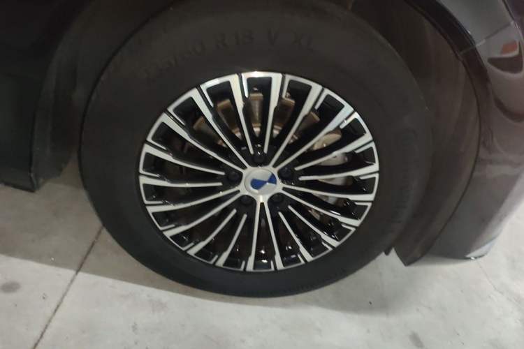 Used Denza D9 2022 DM-i 970 Four-Wheel Drive Flagship Model Right Front Wheel Hub