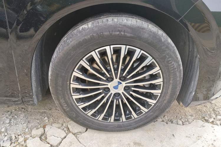 Used Denza D9 2022 DM-i 970 Four-Wheel Drive Prestige Model Right Front Wheel Hub