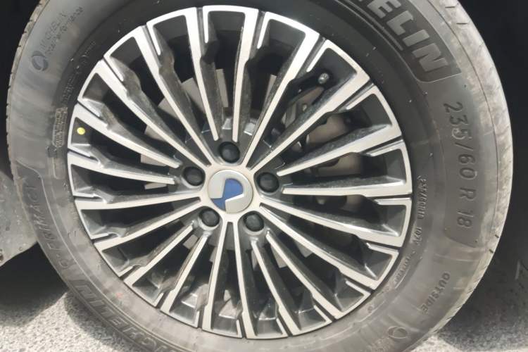 Used Denza D9 2022 DM-i 970 Four-Wheel Drive Flagship Model Right Front Wheel Hub