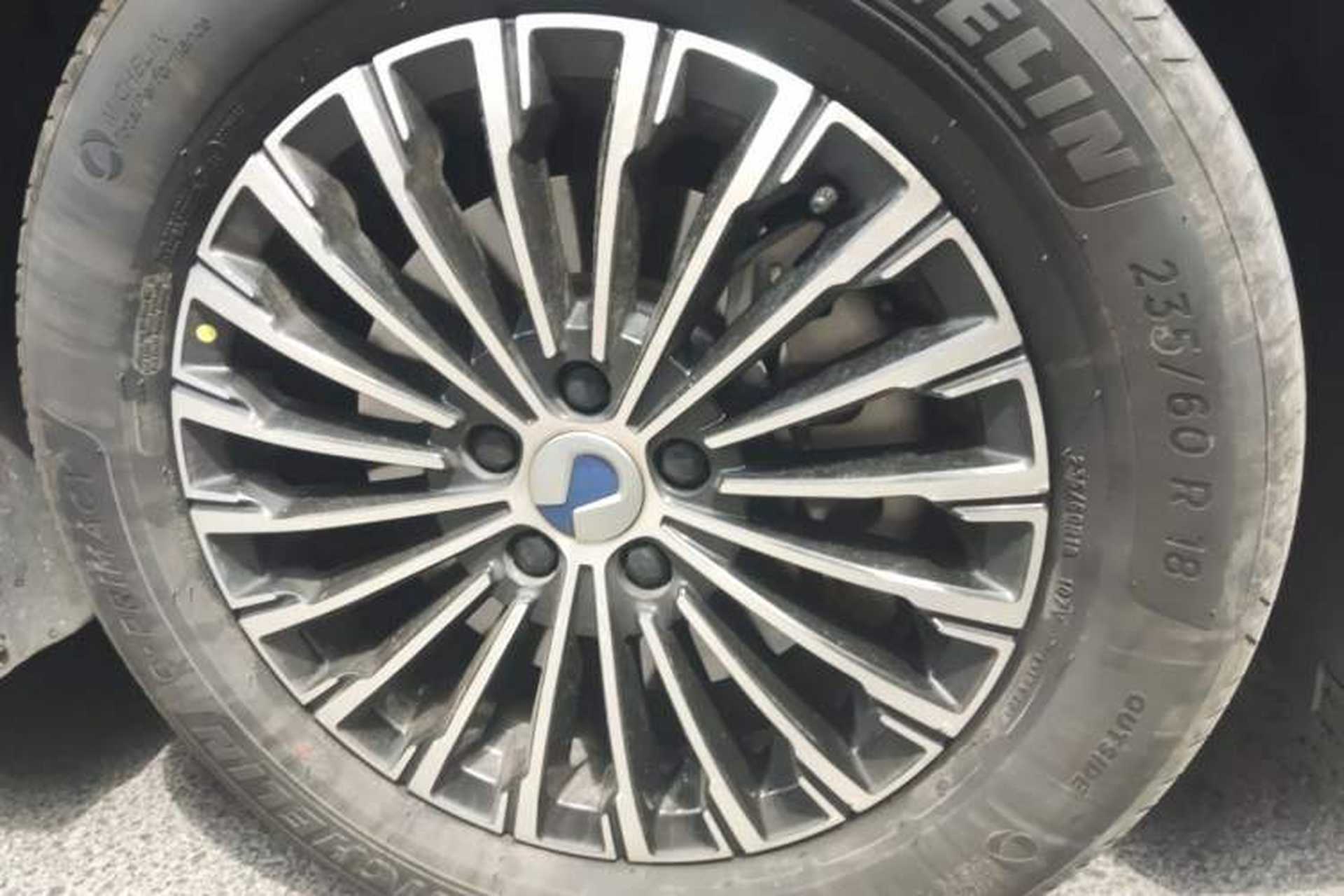 Used Denza D9 2022 DM-i 970 Four-Wheel Drive Flagship Model Right Front Wheel Hub