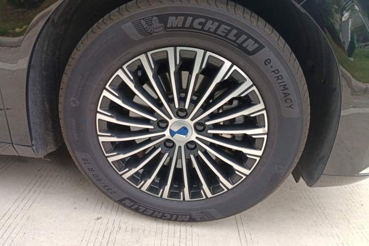 Used Denza D9 2022 EV 620 Prestige Model Right Front Wheel Hub