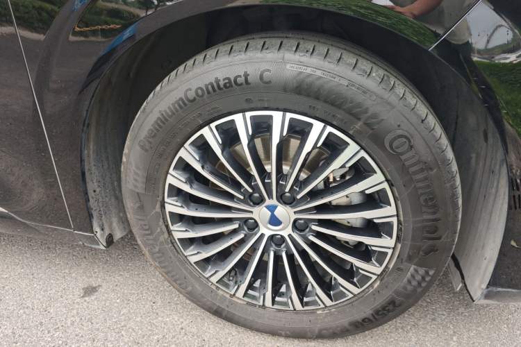 Used Denza D9 2022 EV 600 Four-Wheel Drive Flagship Model Right Front Wheel Hub