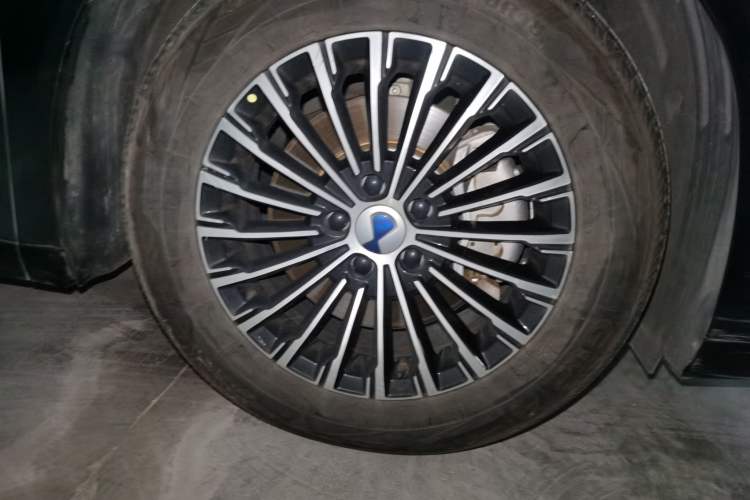 Used Denza D9 2022 DM-i 970 Four-Wheel Drive Prestige Model Right Front Wheel Hub