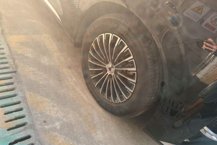 Used Denza D9 2022 DM-i 970 Four-Wheel Drive Prestige Model Right Front Wheel Hub