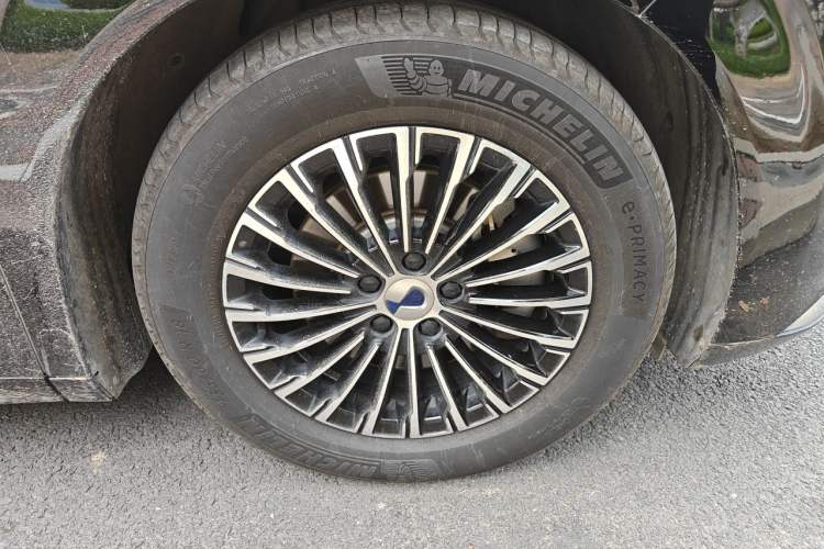 Used Denza D9 2022 DM-i 970 Four-Wheel Drive Prestige Model Right Front Wheel Hub