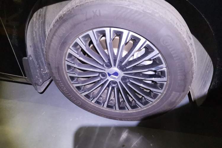 Used Denza D9 2022 DM-i 970 Four-Wheel Drive Flagship Model Right Front Wheel Hub