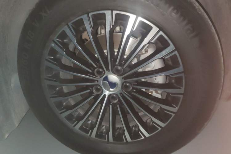 Used Denza D9 2022 DM-i 970 Four-Wheel Drive Flagship Model Right Front Wheel Hub