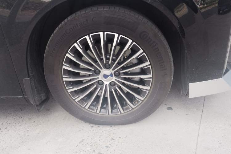 Used Denza D9 2022 DM-i 970 Four-Wheel Drive Flagship Model Right Front Wheel Hub