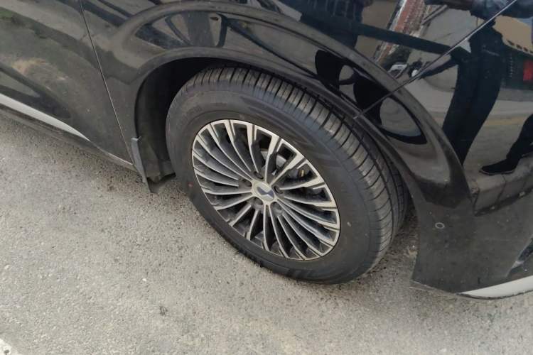 Used Denza D9 2022 DM-i 970 Four-Wheel Drive Flagship Model Right Front Wheel Hub