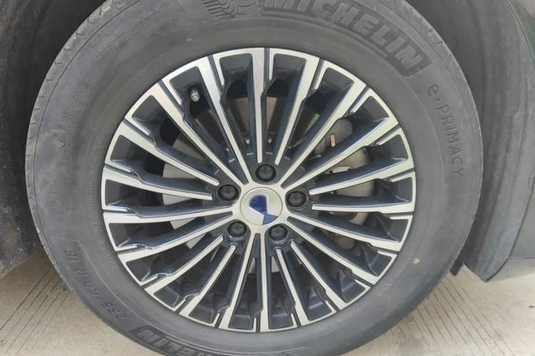 Used Denza D9 2022 DM-i 970 Four-Wheel Drive Prestige Model Right Front Wheel Hub