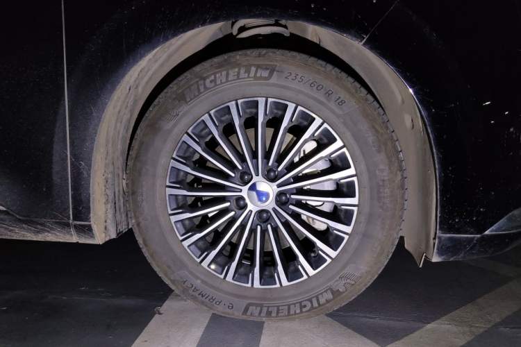 Used Denza D9 2022 DM-i 970 Four-Wheel Drive Prestige Model Right Front Wheel Hub