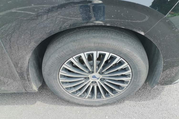 Used Denza D9 2022 DM-i 1040 Prestige Model Right Front Wheel Hub