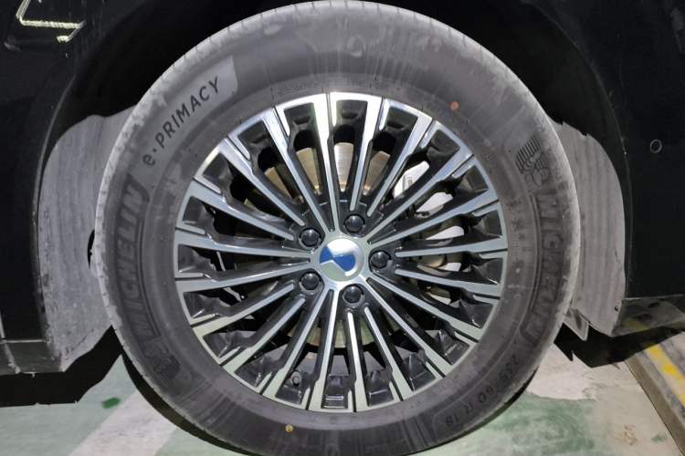 Used Denza D9 2022 DM-i 970 Four-Wheel Drive Flagship Model Right Front Wheel Hub