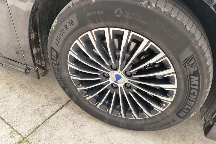 Used Denza D9 2022 DM-i 970 Four-Wheel Drive Prestige Model Right Front Wheel Hub