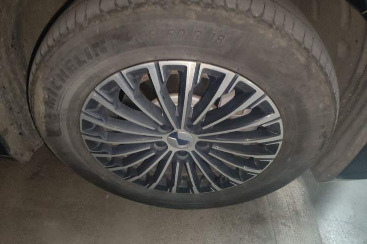 Used Denza D9 2022 DM-i 1040 Prestige Model Right Front Wheel Hub