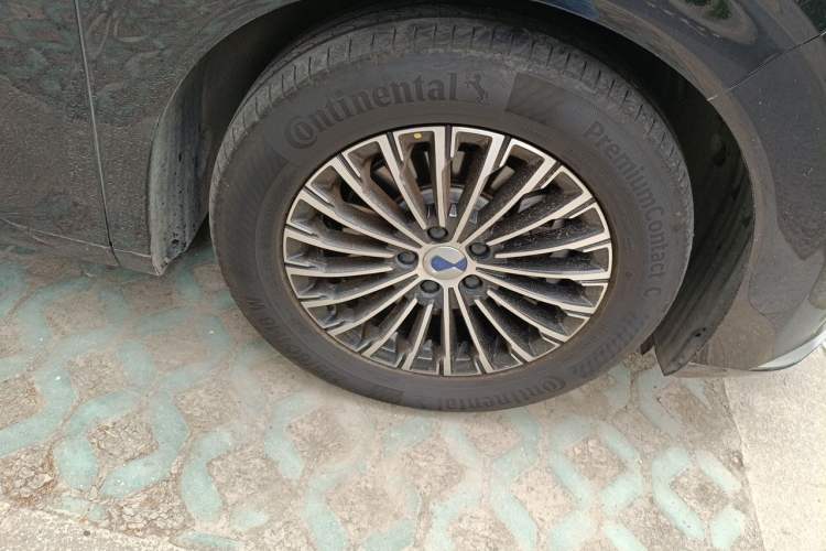 Used Denza D9 2022 DM-i 1040 Prestige Model Right Front Wheel Hub