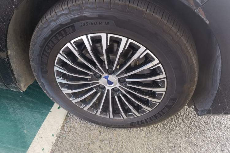 Used Denza D9 2022 DM-i 970 Four-Wheel Drive Flagship Model Right Front Wheel Hub