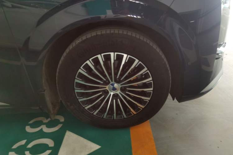 Used Denza D9 2022 DM-i 970 Four-Wheel Drive Flagship Model Right Front Wheel Hub