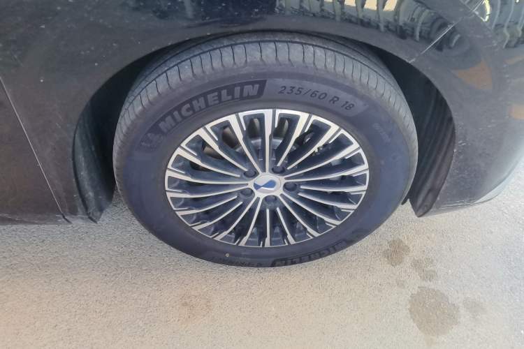 Used Denza D9 2022 DM-i 970 Four-Wheel Drive Prestige Model Right Front Wheel Hub