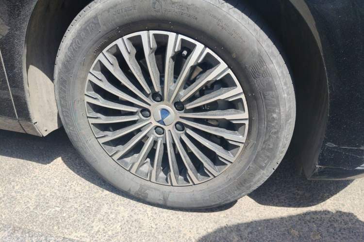Used Denza D9 2022 DM-i 970 Four-Wheel Drive Prestige Model Right Front Wheel Hub