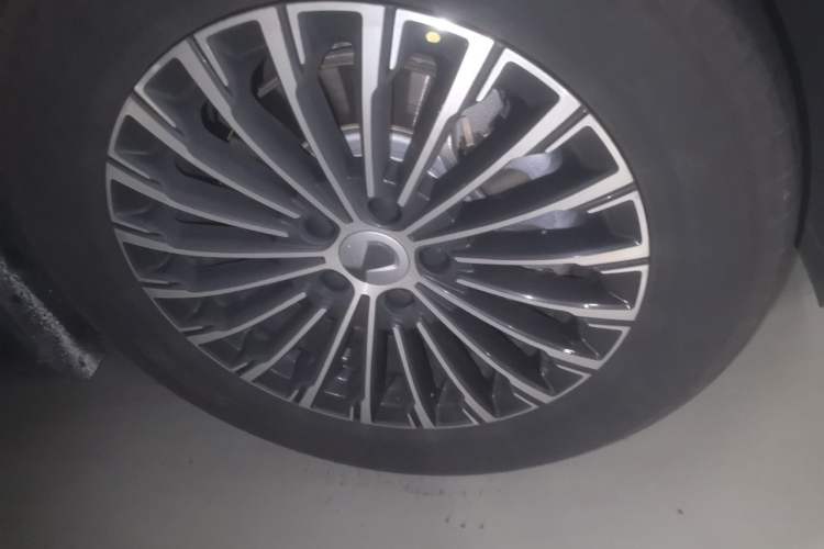 Used Denza D9 2022 DM-i 970 Four-Wheel Drive Prestige Model Right Front Wheel Hub