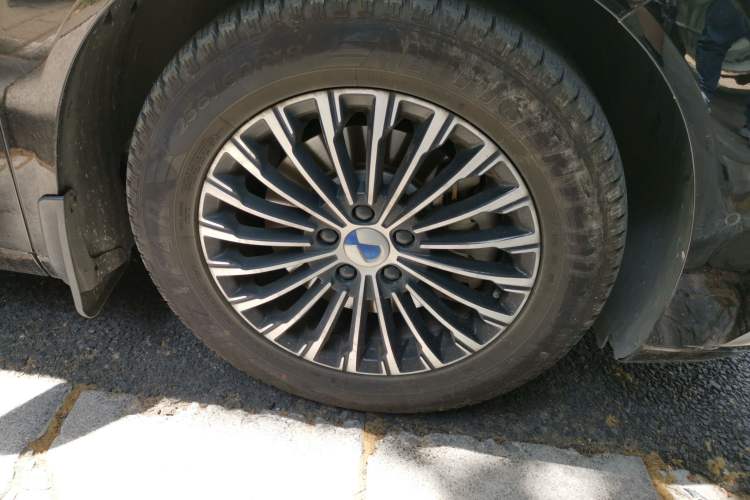 Used Denza D9 2022 DM-i 970 Four-Wheel Drive Flagship Model Right Front Wheel Hub