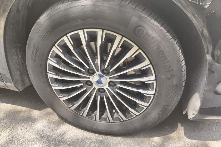 Used Denza D9 2022 DM-i 1040 Prestige Model Right Front Wheel Hub