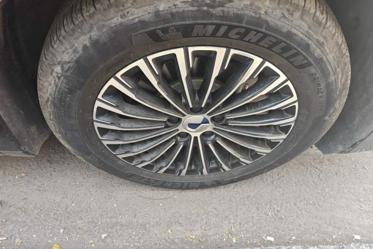 Used Denza D9 2022 DM-i 970 Four-Wheel Drive Prestige Model Right Front Wheel Hub