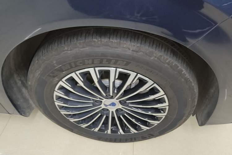 Used Denza D9 2022 DM-i 970 Four-Wheel Drive Flagship Model Right Front Wheel Hub
