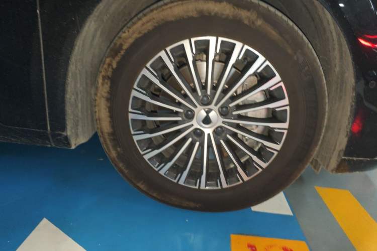 Used Denza D9 2022 DM-i 970 Four-Wheel Drive Flagship Model Right Front Wheel Hub