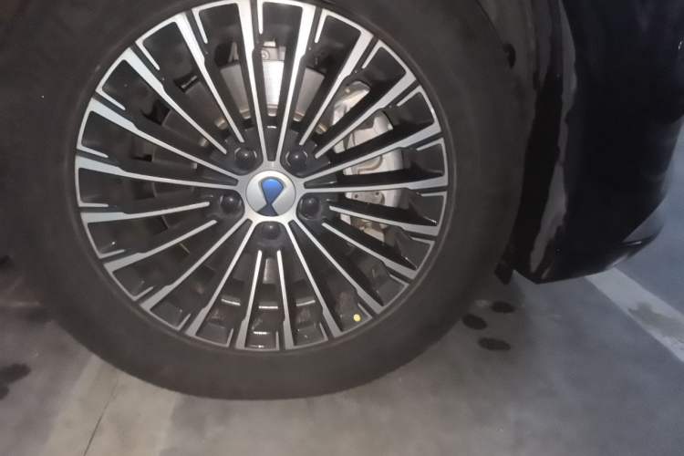 Used Denza D9 2022 DM-i 970 Four-Wheel Drive Prestige Model Right Front Wheel Hub