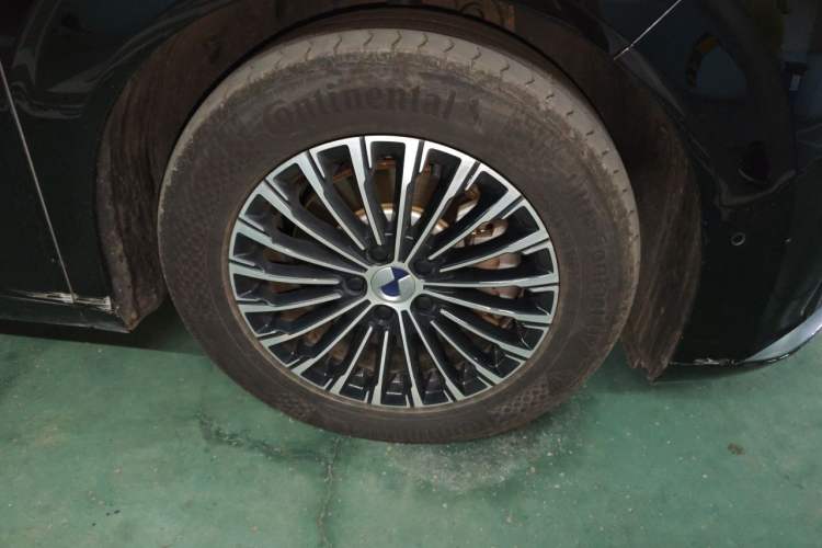 Used Denza D9 2022 DM-i 970 Four-Wheel Drive Flagship Model Right Front Wheel Hub