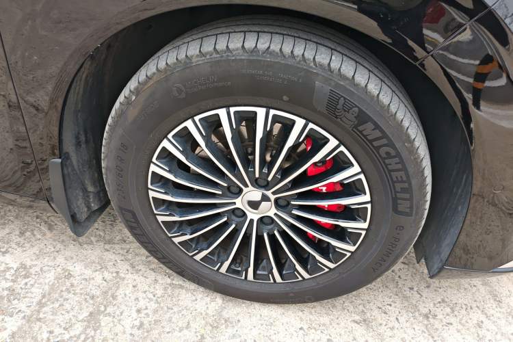 Used Denza D9 2022 DM-i 970 Four-Wheel Drive Flagship Model Right Front Wheel Hub
