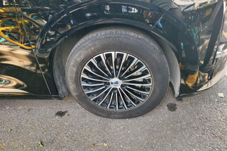 Used Denza D9 2022 DM-i 1040 Prestige Model Right Front Wheel Hub