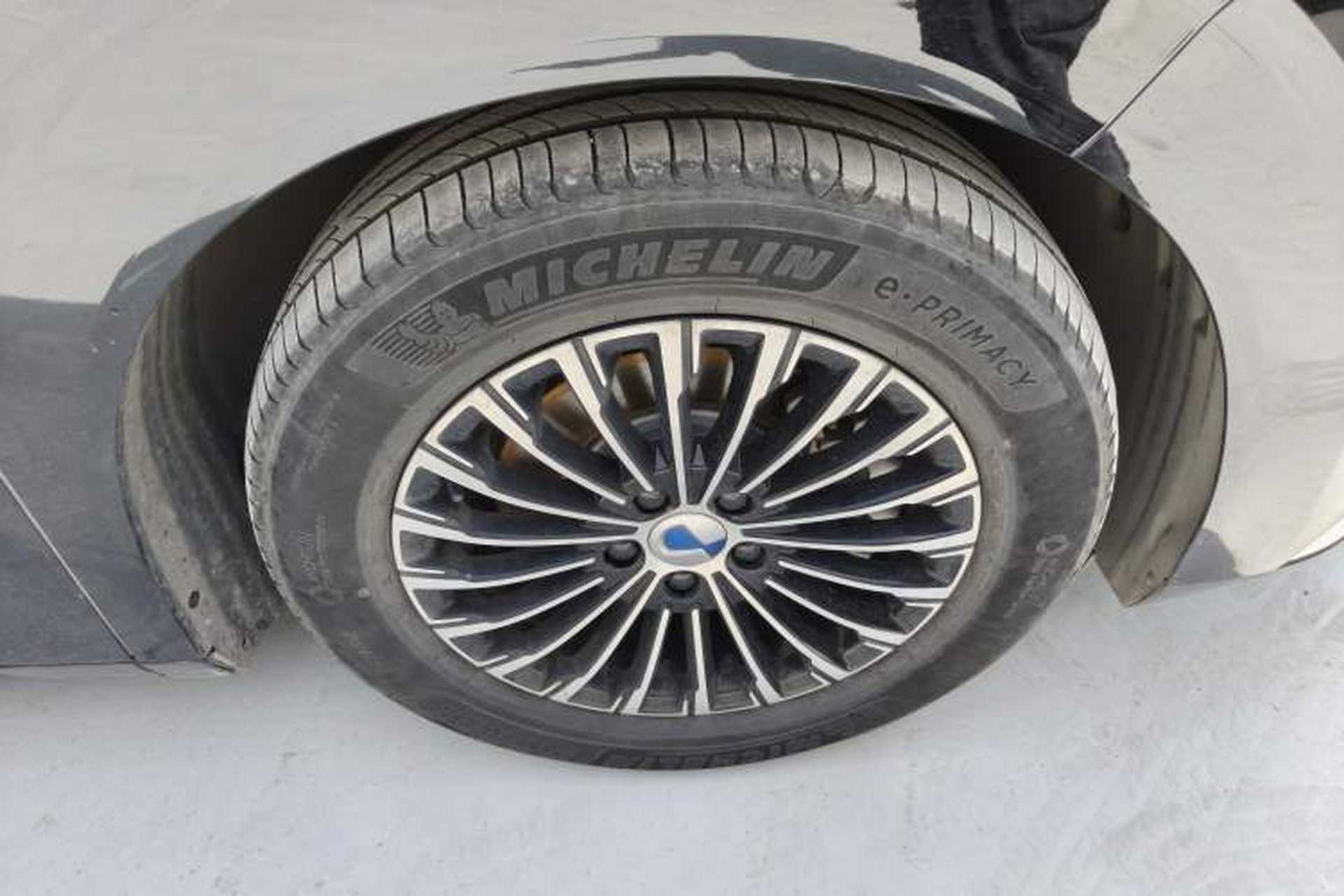 Used Denza D9 2022 DM-i 1040 Prestige Model Right Front Wheel Hub