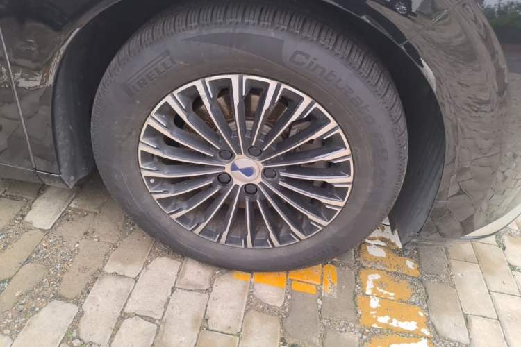 Used Denza D9 2022 EV 600 Four-Wheel Drive Flagship Model Right Front Wheel Hub