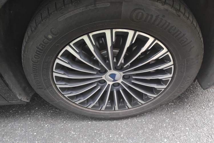 Used Denza D9 2022 DM-i 970 Four-Wheel Drive Flagship Model Right Front Wheel Hub