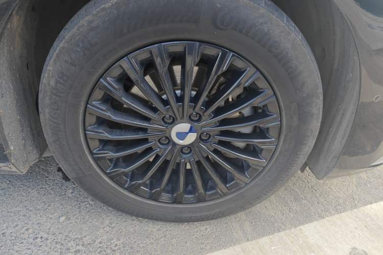 Used Denza D9 2022 DM-i 970 Four-Wheel Drive Flagship Model Right Front Wheel Hub