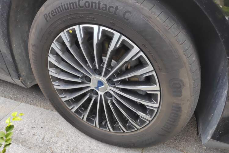 Used Denza D9 2022 DM-i 970 Four-Wheel Drive Flagship Model Right Front Wheel Hub