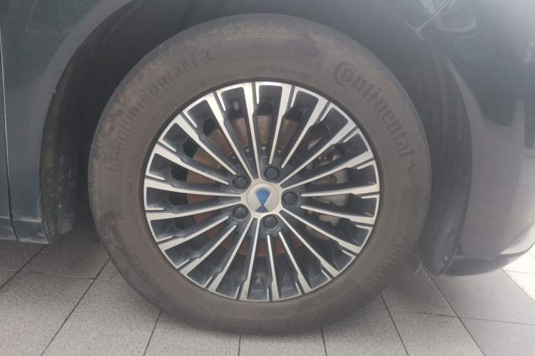 Used Denza D9 2022 DM-i 970 Four-Wheel Drive Prestige Model Right Front Wheel Hub