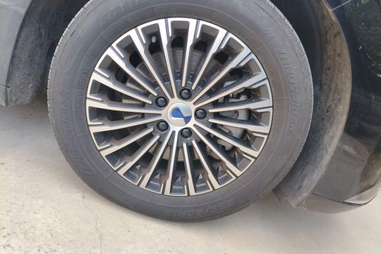 Used Denza D9 2022 DM-i 1040 Prestige Model Right Front Wheel Hub